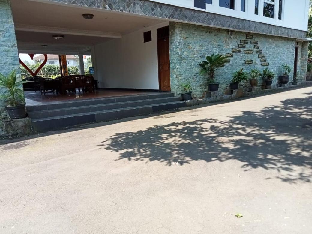 Aries Biru Hotel & Villa Puncak Exterior photo